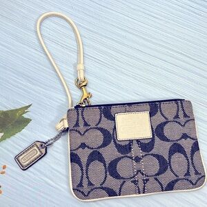 🌺 COACH BLUE SIGNATURE C WRISTLET BAG